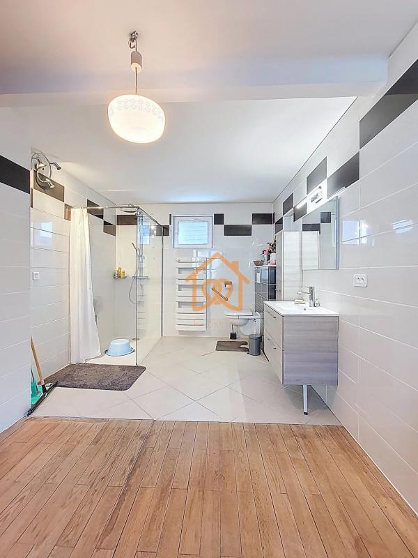 Maison - 213 m² - 9 pièces