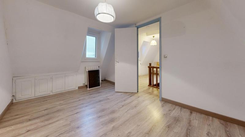 Maison - 233 m² - 7 pièces