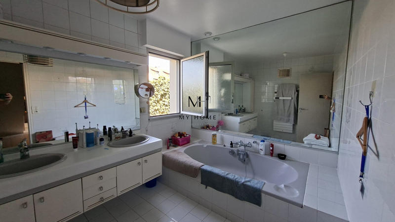 Maison - 237 m² - 7 pièces