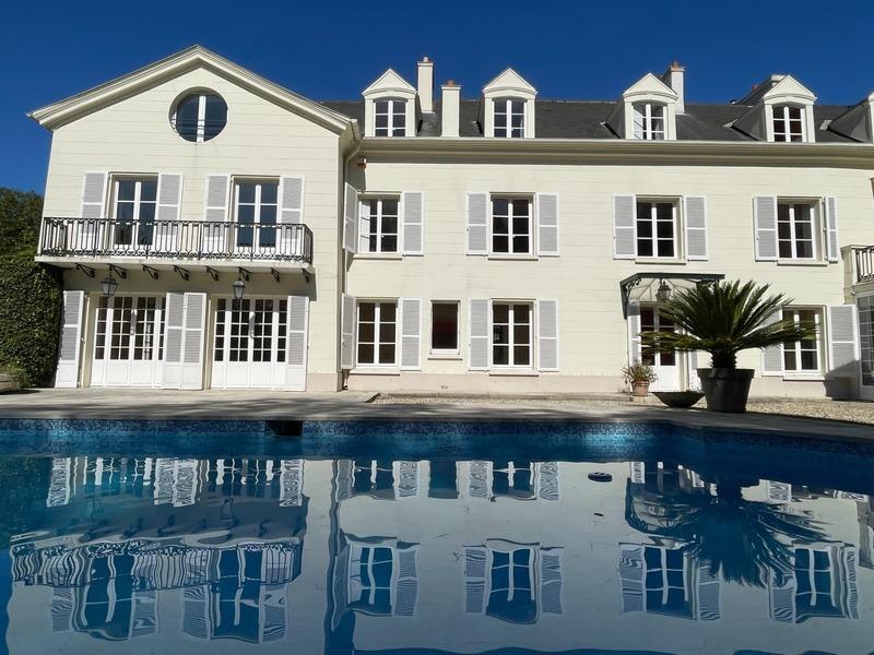 Maison - 600 m² - 16 pièces