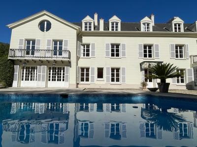 Maison - 600 m² - 16 pièces