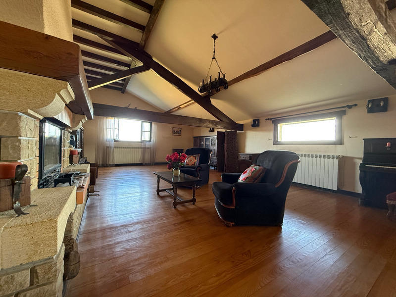 Maison - 250 m² - 5 pièces