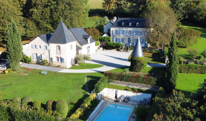 Propriété - 673 m² - 18 pièces