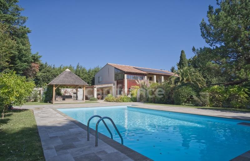 Propriété - 294 m² - 9 pièces