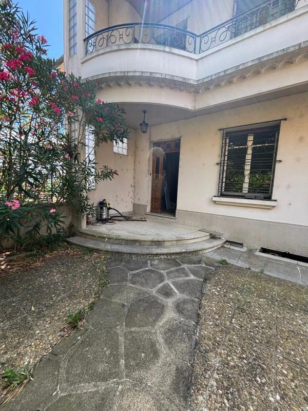 Maison - 402 m² - 16 pièces