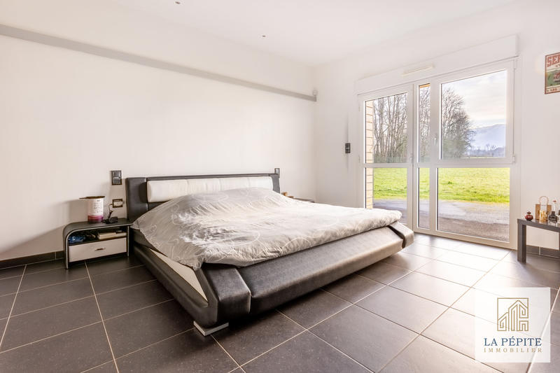 Maison - 240 m² - 8 pièces