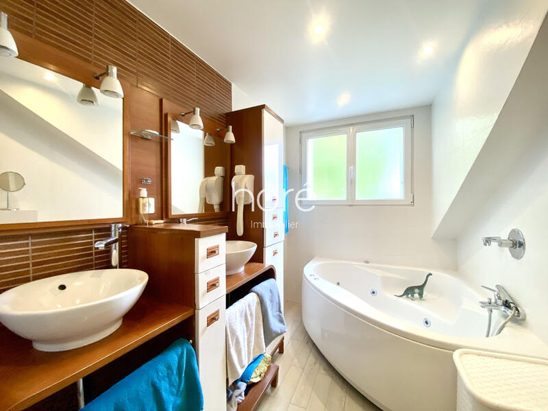 Maison - 200 m² - 8 pièces