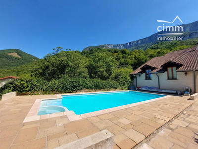 Maison - 215 m² - 7 pièces