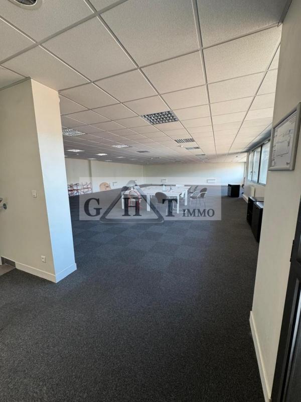 Entrepôt - 1 595 m²