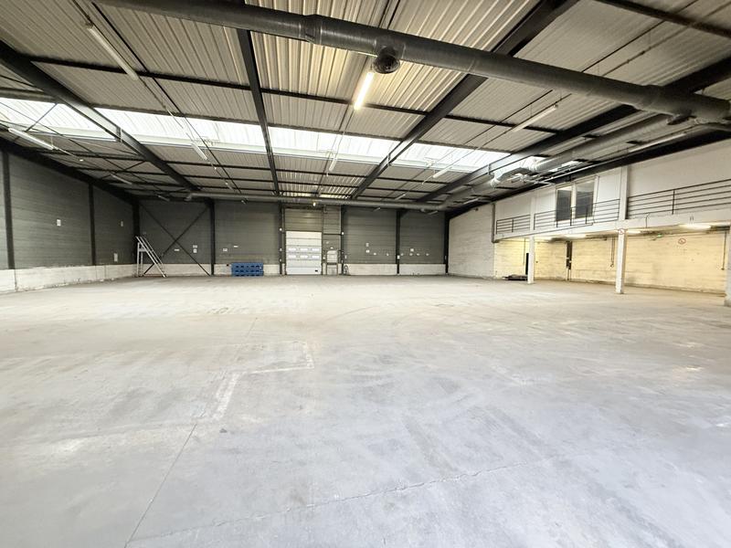 Local d'activités - 1 418 m² - 15 pièces