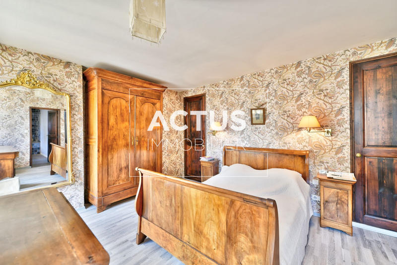 Maison - 220 m² - 7 pièces