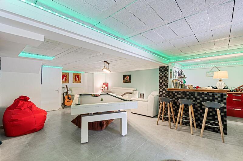 Maison - 256 m² - 8 pièces