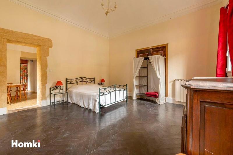 Maison - 1 800 m² - 31 pièces