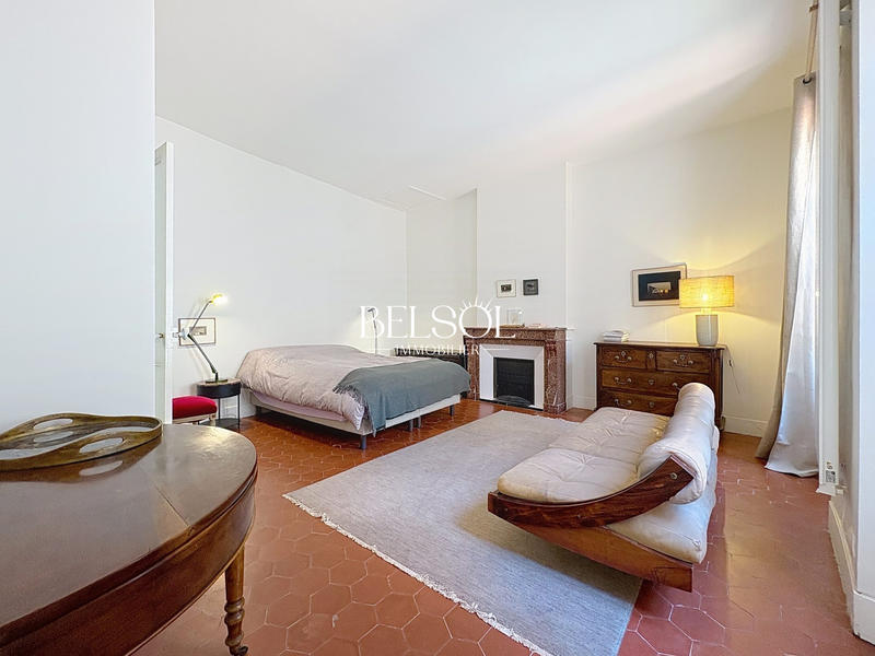 Maison - 300 m² - 8 pièces