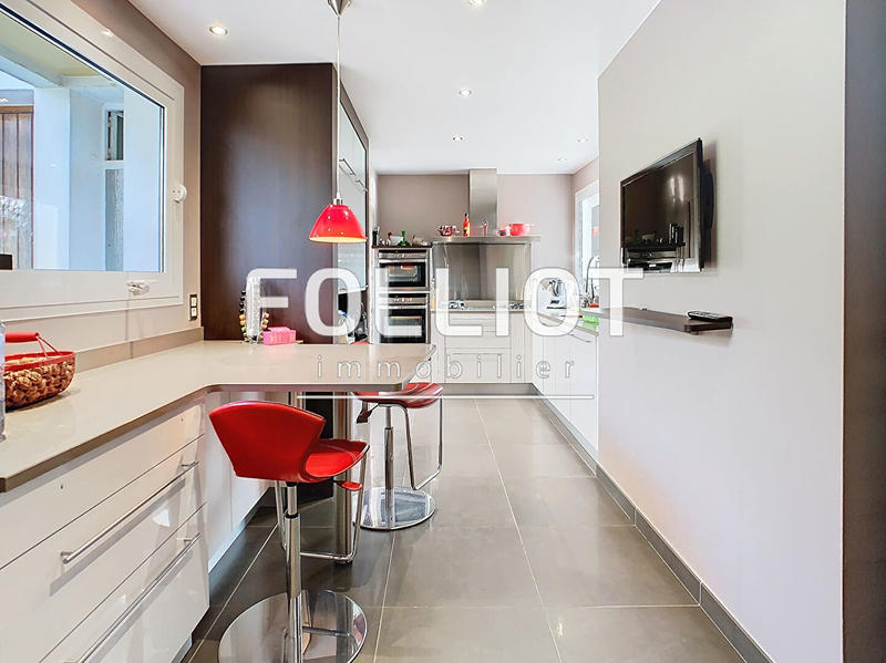 Maison - 275 m² - 6 pièces