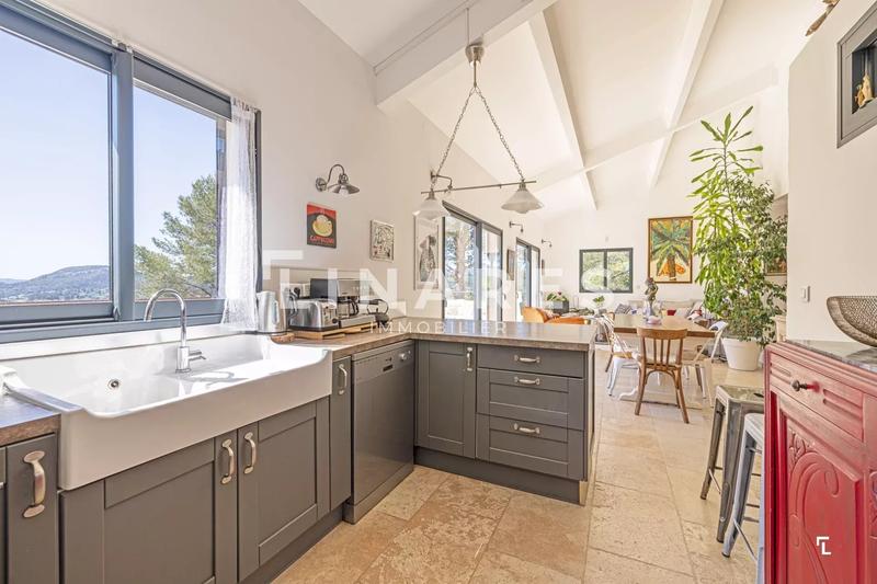 Maison - 215 m² - 6 pièces