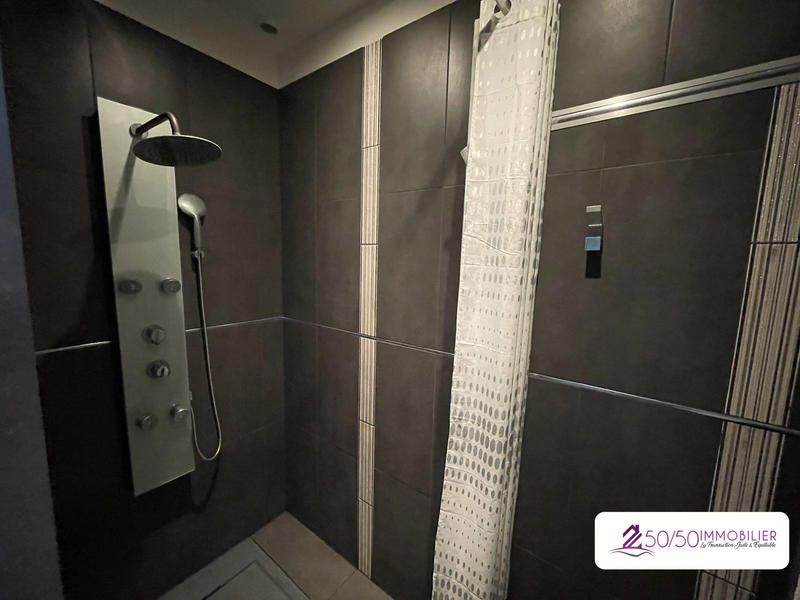 Maison - 252 m² - 9 pièces