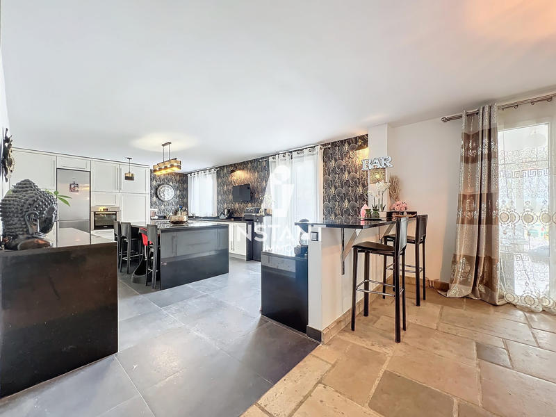 Maison - 210 m² - 9 pièces