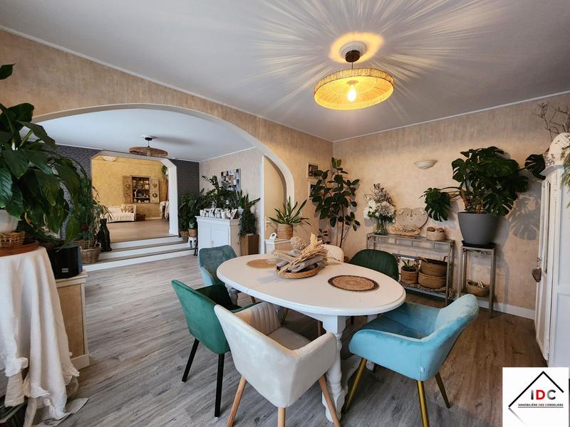 Maison - 240 m² - 7 pièces