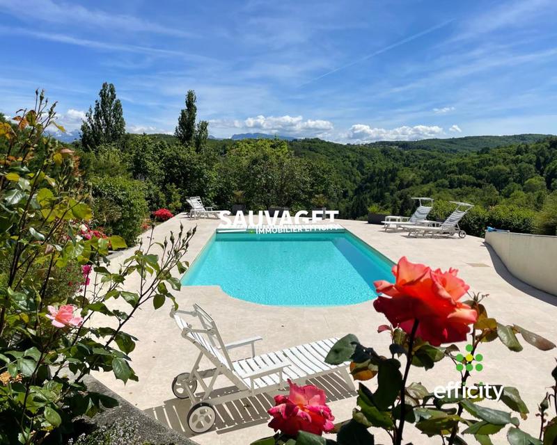 Maison - 275 m² - 9 pièces