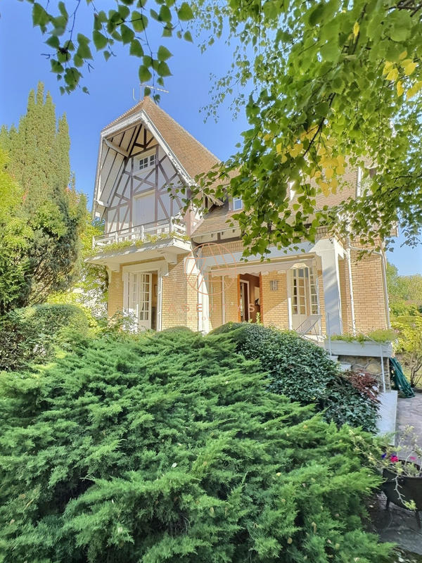 Maison - 249 m² - 10 pièces