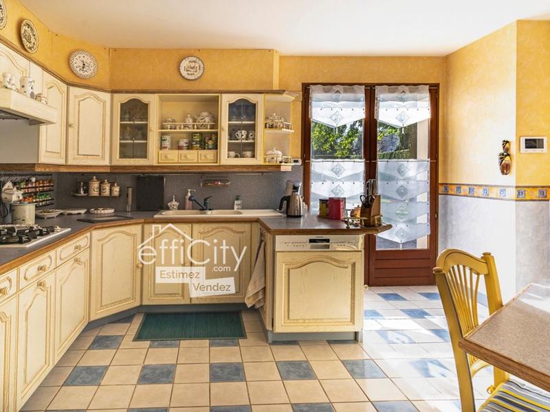 Maison - 250 m² - 9 pièces