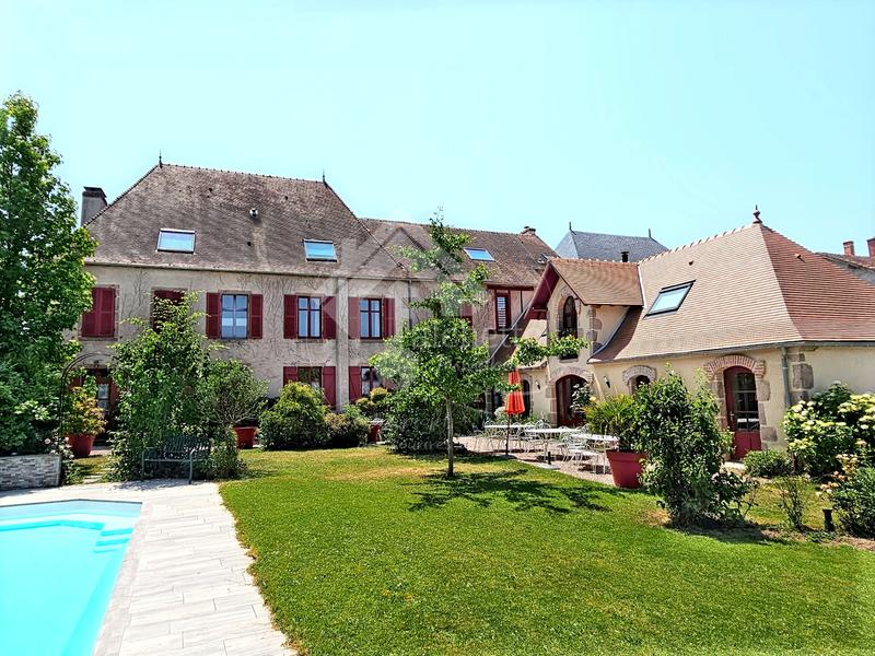 Propriété - 580 m² - 18 pièces