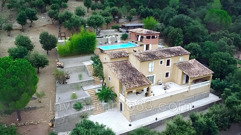 Propriété - 236 m² - 9 pièces