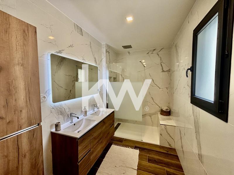 Maison - 230 m² - 8 pièces