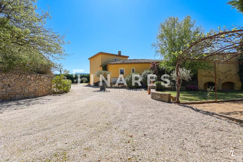 Propriété - 230 m² - 9 pièces