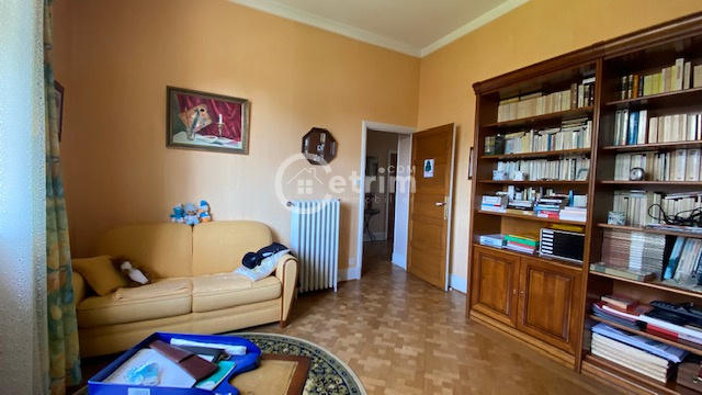 Maison - 230 m² - 8 pièces