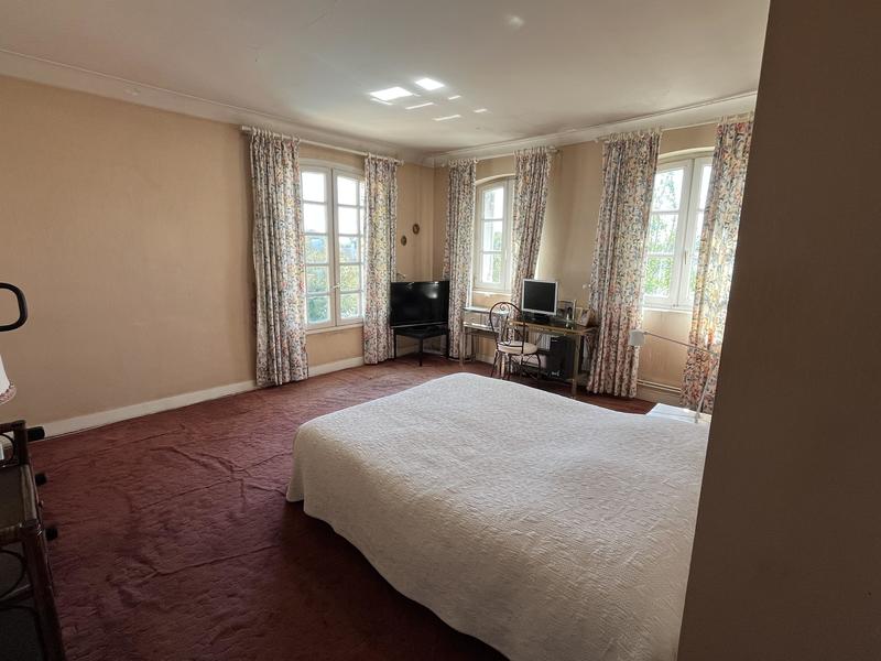 Maison traditionnelle - 300 m² - 7 pièces