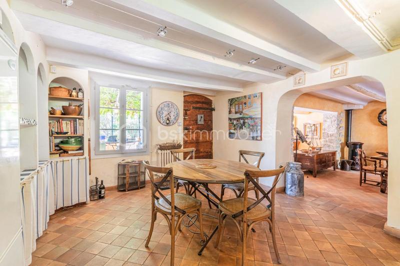 Maison - 218 m² - 7 pièces