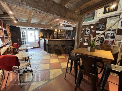 Maison - 231 m² - 6 pièces