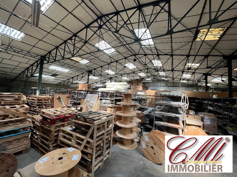 Entrepôt - 1 900 m²