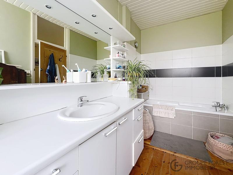 Maison - 163 m² - 8 pièces