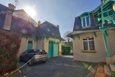 Propriété - 260 m² - 13 pièces