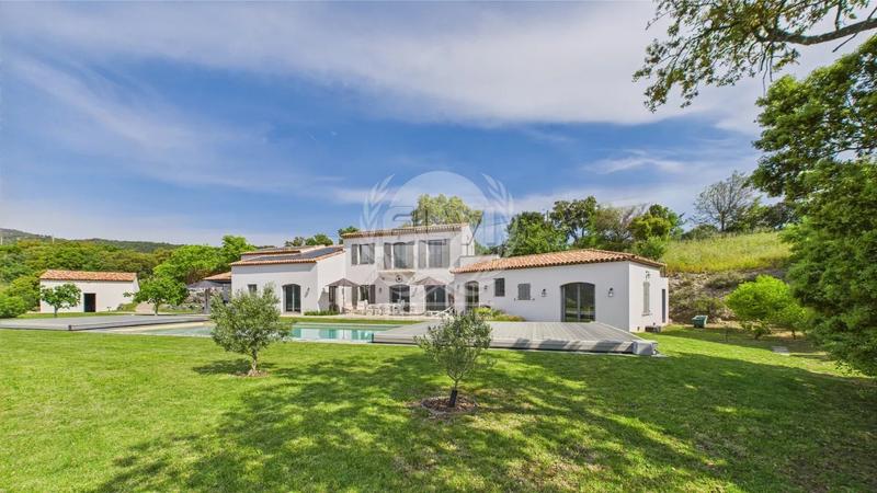 Maison - 250 m² - 8 pièces