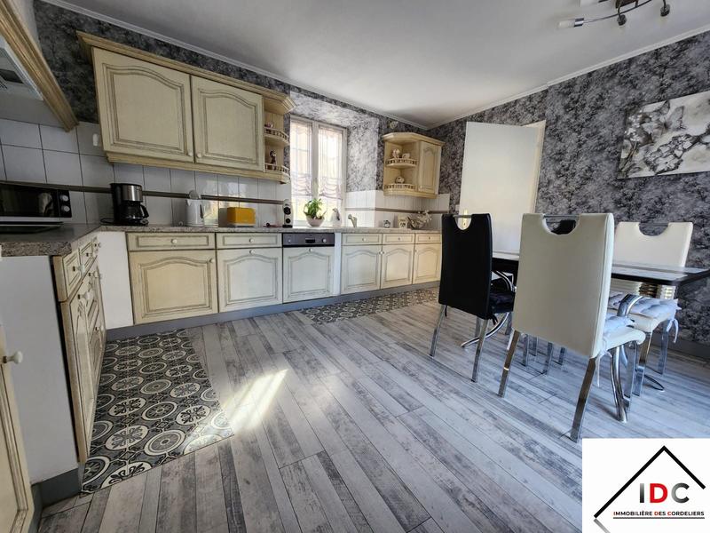 Maison - 250 m² - 9 pièces