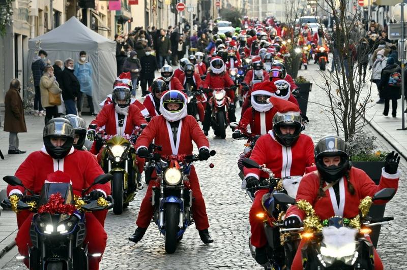 Parade des Pères Noël à moto