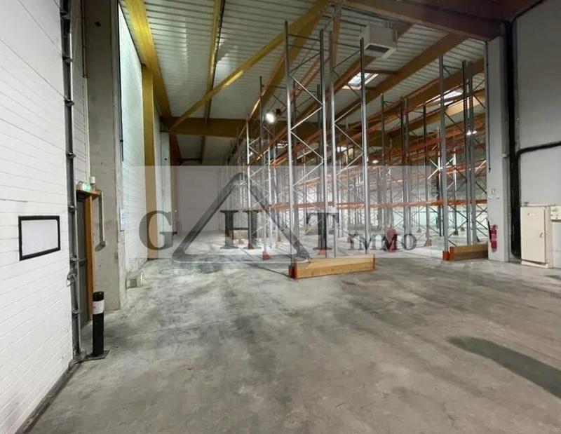 Entrepôt - 1 595 m²