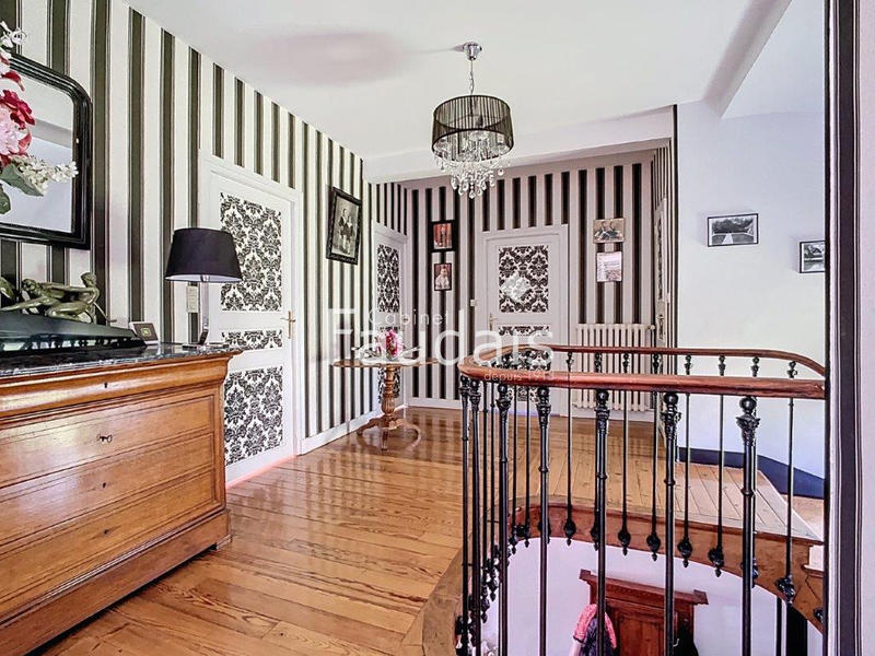 Propriété - 300 m² - 25 pièces