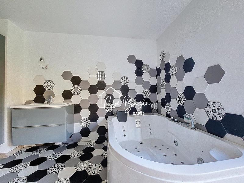 Maison - 216 m² - 7 pièces