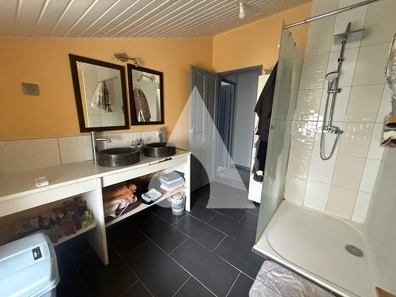 Maison - 260 m² - 6 pièces