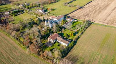 Maison - 3 512 m² - 48 pièces