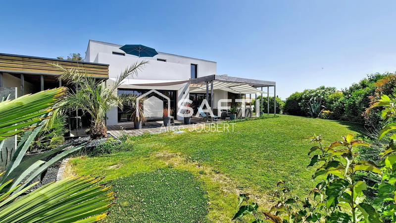 Maison - 210 m² - 8 pièces