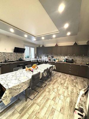 Maison - 349 m² - 9 pièces