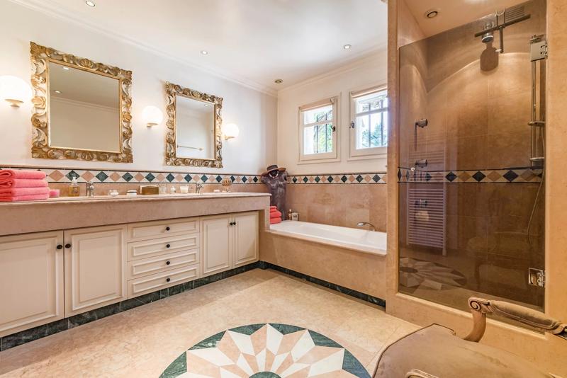 Maison - 330 m² - 11 pièces