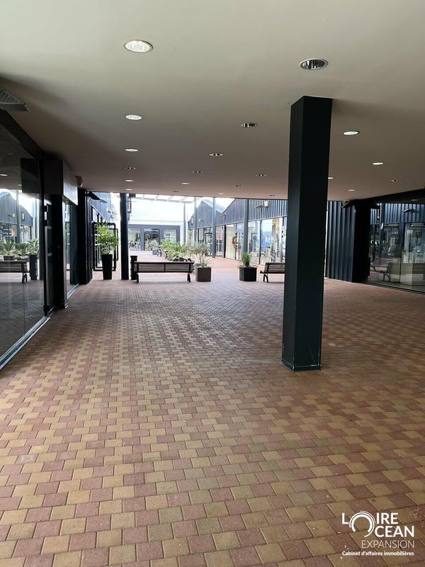 Local commercial - 1 600 m²