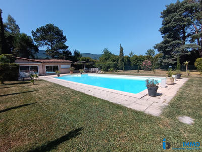 Villa - 300 m² - 10 pièces